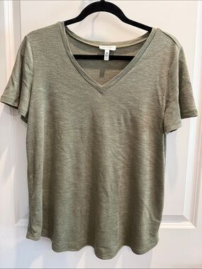 V-Neck Short Sleeve Tee in Olive Green
